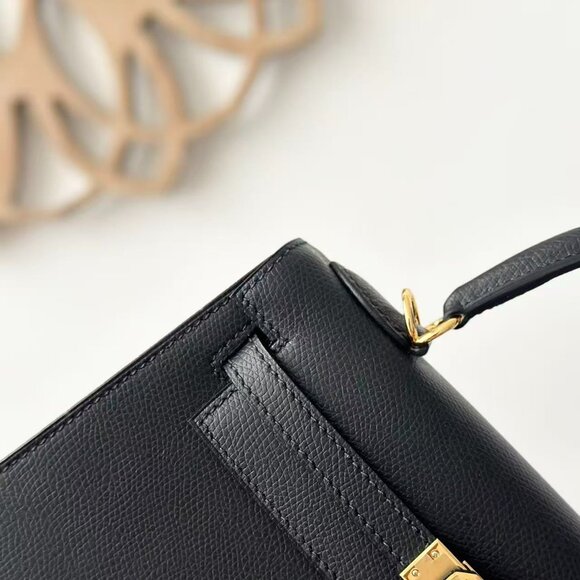 Classic Hermes Bag: A Stylish and Versatile Choice for Elegance - Picture 6 of 6